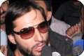 Shahid Afridi Present kurta to Malik, Scarf to Sania 